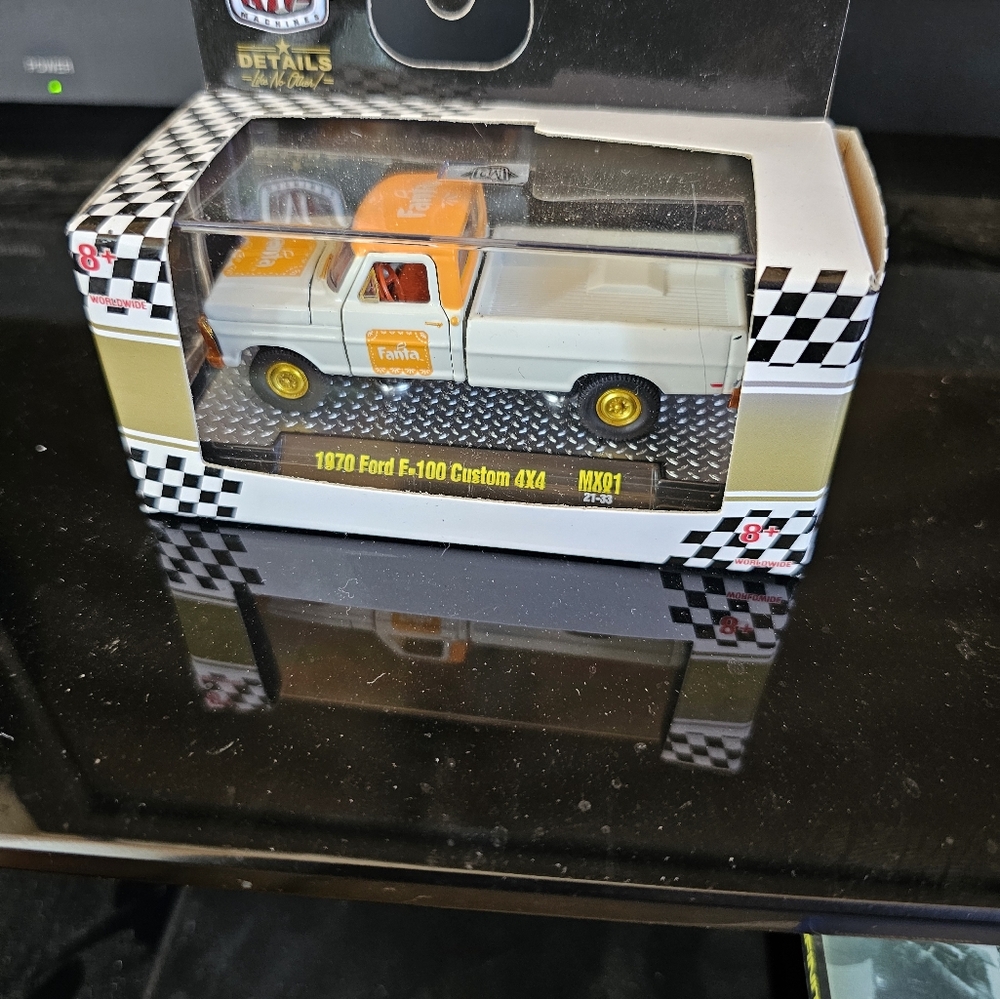 M2 CHASE DIECAST CAR 1970 FORD F100 CUSTOM 4X4